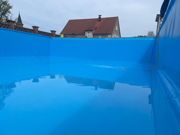 Die neue Schwimmbadfolie im Freibad Fredersdorf