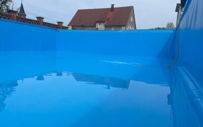 Im neuen blauen Kleide