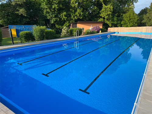 Das Fredersdorfer Schwimmbad mit der neuen Folie